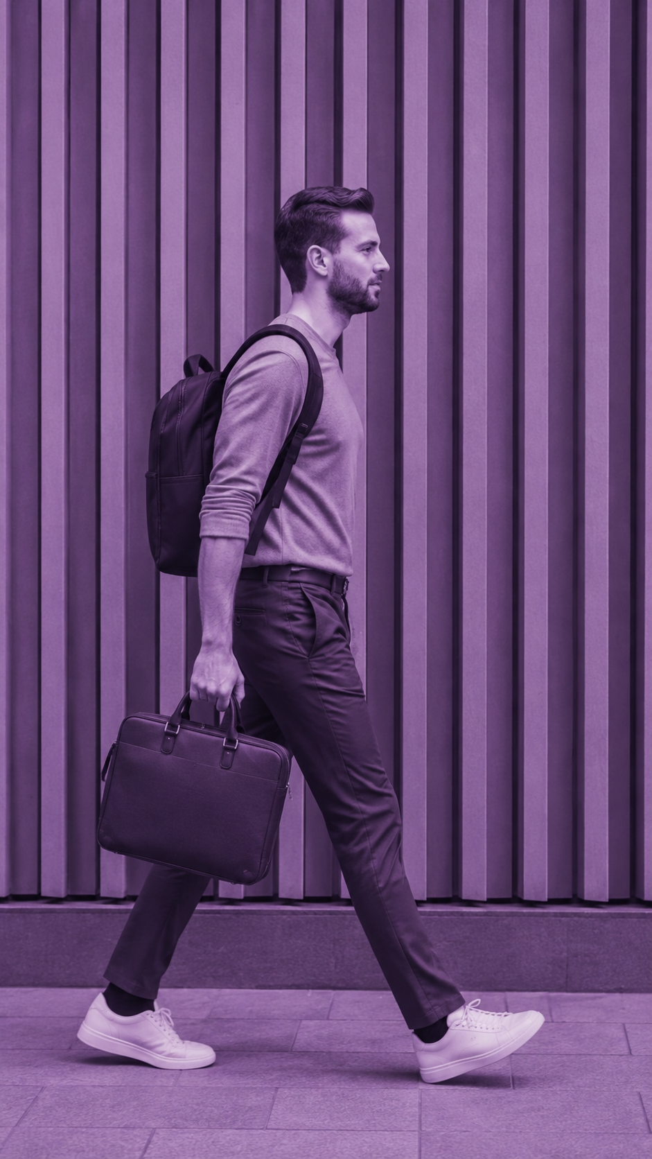 Profissional caminhando em um ambiente corporativo
